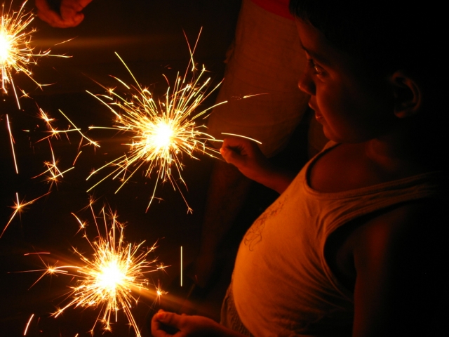 Boy_with_sparklers_-_Diwali