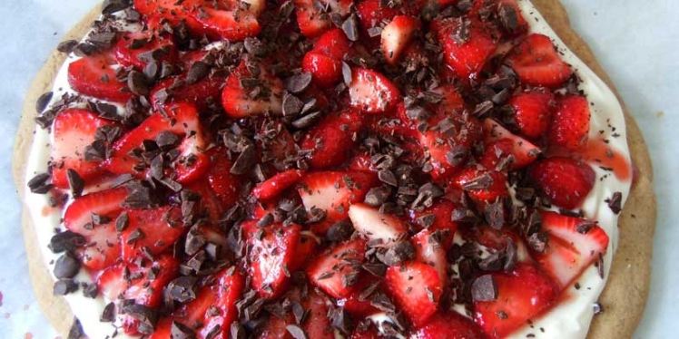 choco-strawberry-pizza