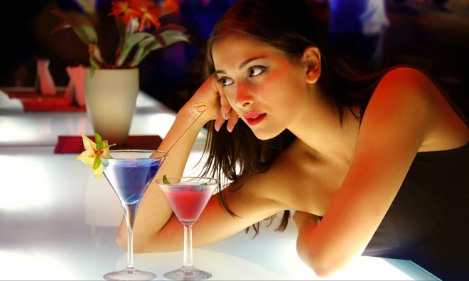 hot-girl-at-bar-alone